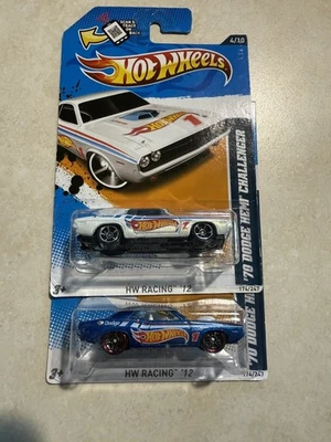 (2) Lote Hot Wheels 70 Dodge HHEMI Challenger HW Racing 2012 -Blanco y Azul 🔥 Foto 1 de 4