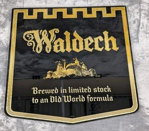 Letrero de cerveza vintage Hamms Waldech acrílico negro dorado castillo cartón respaldo - Imagen 1 de 18
