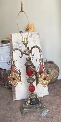 "Lámpara Hollywood Regency 46"" Loevsky & Loevsky MCM rojo rubí lucita latón en relieve" Foto 1 de 4