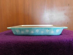 Pyrex Turquoise w/ White Snowflake Space Saver Casserole Set w/ Metal Lid 548-B - Picture 1 of 3