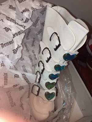 Botas Demonia Mujer “Emily 330” Blanco Hebillas Corazón Gótico Talla 8 Foto 1 de 4