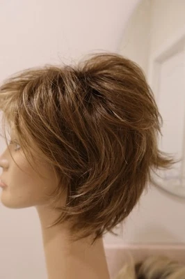 Peluca sintética Noriko Sky de René de París - Honey Wheat-R Foto 1 de 4