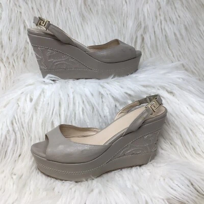 范思哲女式米色刺绣露跟凉鞋阅读说明 38.5 — 第 1/4 张图片