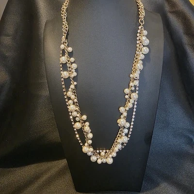 Collar de perlas de oro y diamantes de imitación Foto 1 de 4