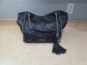 Bolso de hombro MICHAEL KORS CHELSEA grande de cuero negro con cadena - Imagen 1 de 11