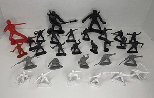 Konvolut Vintage Kunststoff Ninjas Figuren Spielzeug Greenbriar weiß grau schwarz rot - Bild 1 von 10
