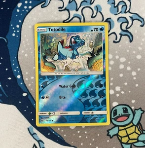 Totodile 18/73 Reverse Holo Sun & Moon Shining Legends Pokemon Card 2017 NM/LP - Foto 1 di 4
