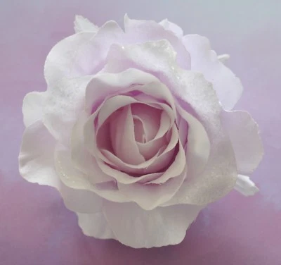 Pin-up de invierno con flor de seda rosa esmerilada púrpura lavanda pálida de 5" Foto 1 de 2