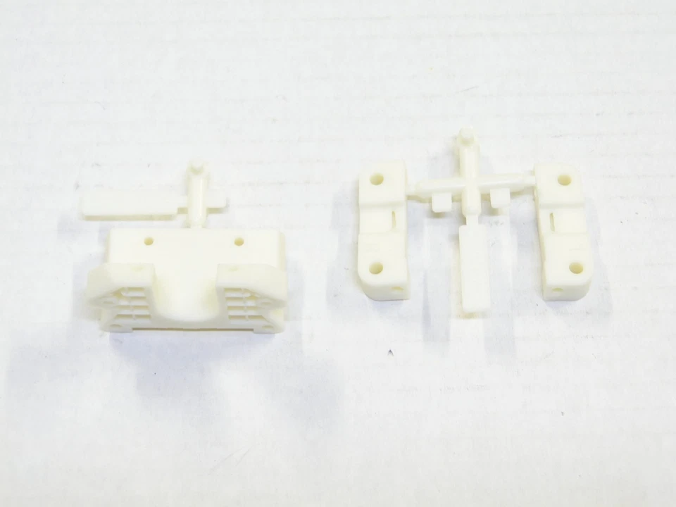 NEW ASSOCIATED RC10 89 MASAMI HIROSAKA EDITION Hinge Pin Mounts Fr Bulkhead AM14 - Image 1 of 3