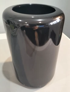 Apple Mac Pro 2013 6,1 / 2.7Ghz 12 Core / 64GB RAM/ 500GB SSD/ D300 GPU/ Sequoia - Picture 1 of 7