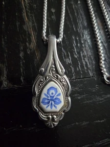 Kettenanhänger Blume Blau aus Besteck Besteckschmuck Unikat - Bild 1 von 6