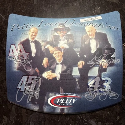 RICHARD PETTY CUATRO GENERACIONES NASCAR RÉPLICA MINI CAPÓ COCHE - LEE, KYLE, ADAM Foto 1 de 3