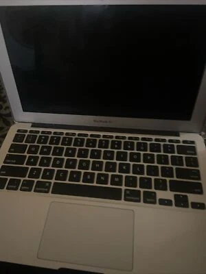 Macbook Air en funcionamiento *abolladuras* (CARGADOR NO INCLUIDO) Foto 1 de 2