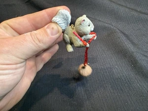 Vintage Hallmark 1997 Jingle Bell Jester Squirrel Weihnachtsschmuck ohne Box - Bild 1 von 5
