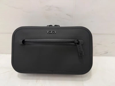 NUEVO Estuche Tumi + 8,5” x 5” SOLDADO con Cremallera Alrededor - NEGRO SÓLIDO Foto 1 de 4