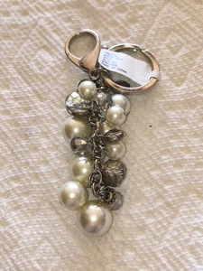 LLAVERO CON ENCANTO DE PLATA Y BLANCO - Imagen 1 de 2