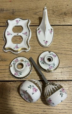 Antigo 6 peças maçaneta de porta de porcelana rosa e ouro TOWNE, gancho, tomada, chique gasto - Imagem 1 de 4