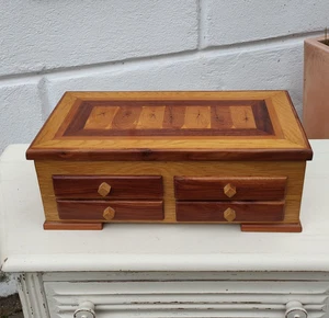 Modellkommode Handarbeit – Schatulle mit edlen Holzmustern Schmuckschatulle - Picture 1 of 8