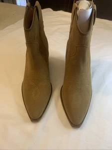Women’s Boots - Picture 1 of 6