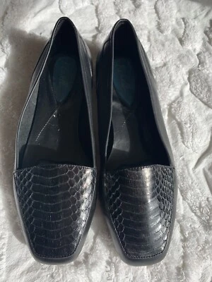 Sapatos baixos femininos Fitzwell preto couro textura cobra no topo 8,5 WW EUC - Imagem 1 de 4