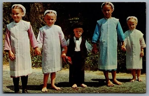 Postal saludos de la pluma de Pensilvania de la década de 1960. Niños Amish del país holandés - Imagen 1 de 2