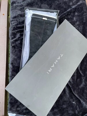 Bota Tahari 'Galaxy' hasta la rodilla para mujer - gamuza negra talla 9 M/nueva con caja Foto 1 de 4