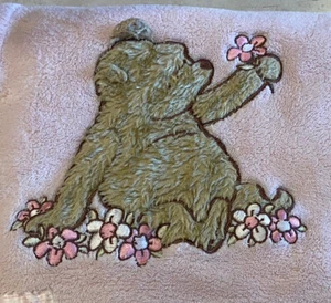 Disney Classic Pooh rosa Babydecke pelziger Pooh Bär in Blumen Bin630 - Bild 1 von 7