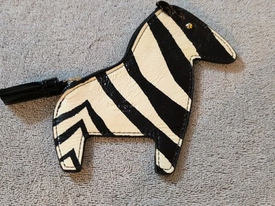 Monedero Kate Spade blanco y negro con forma de cebra y rayas Foto 1 de 4