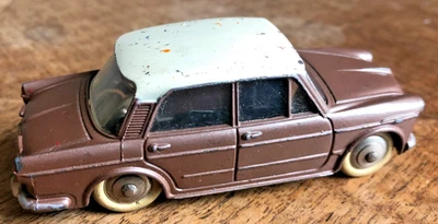 DINKY TOYS France N°531 - Fiat 1200 Grande vue - Marron / toit blanc - Bel état. - Photo 1/4