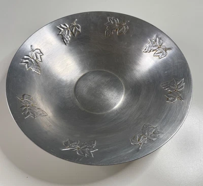 Centro de mesa de frutas West Bend cuenco uvas hojas aluminio en relieve Foto 1 de 4