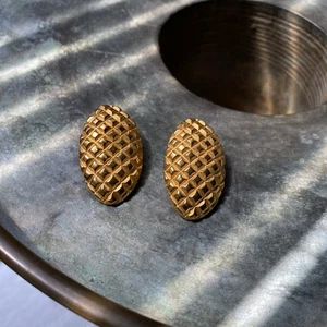Pendientes de Clip Givenchy Vintage Dorado Grueso Ovalado Waffle Textura Firmados Alta Costura - Imagen 1 de 7