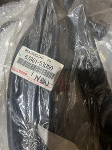 *NEW LEXUS IS250 IS300 IS200T RIGHT FRONT DOOR WEATHER RUBBER MOLDING 2014-24 - Picture 1 of 2
