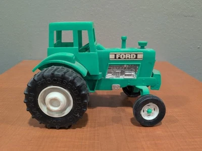 Tractor Ford Co plástico procesado de colección verde Foto 1 de 4