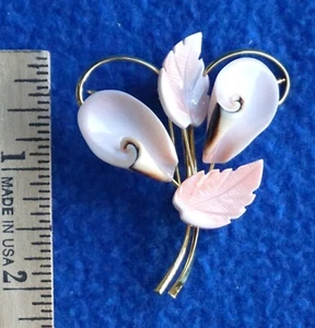 Vintage rosa Koralle geschnitzte Blumen und Blätter auf goldfarbenem Draht Brosche, 2,5" x 2" - Bild 1 von 3