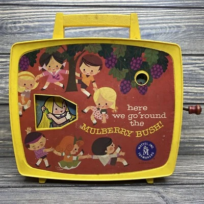 Caja de música amarilla de colección Mattel 1965 Here We Go Round The Mulberry Bush juguete de cuerda Foto 1 de 4