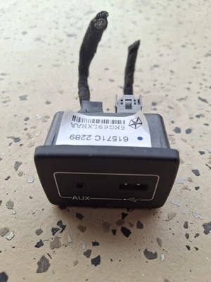 15-21 Ram Promaster 1500 2500 3500 USB 端口集线器 AUX 插头正版原始设备制造商 6KG69LXHAA — 第 1/4 张图片