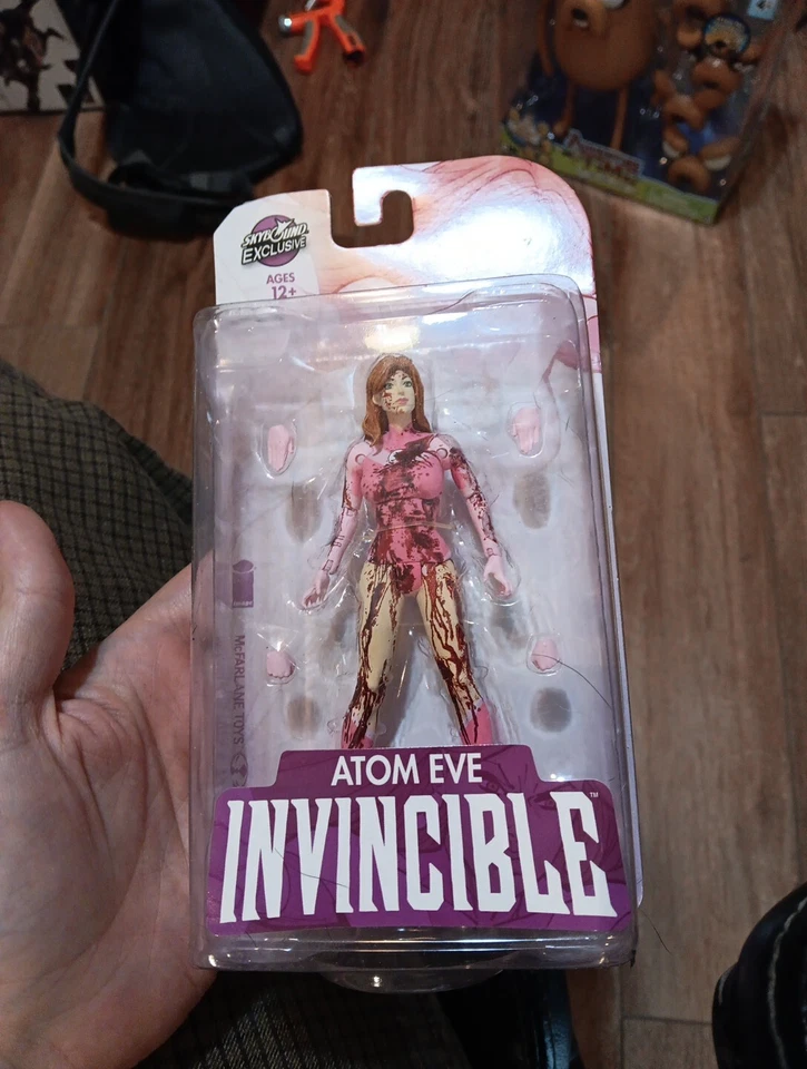 Figura de acción invencible McFarlane Toys Skybound Atom Eve versión sangrienta ¡Nueva! Foto 1 de 2