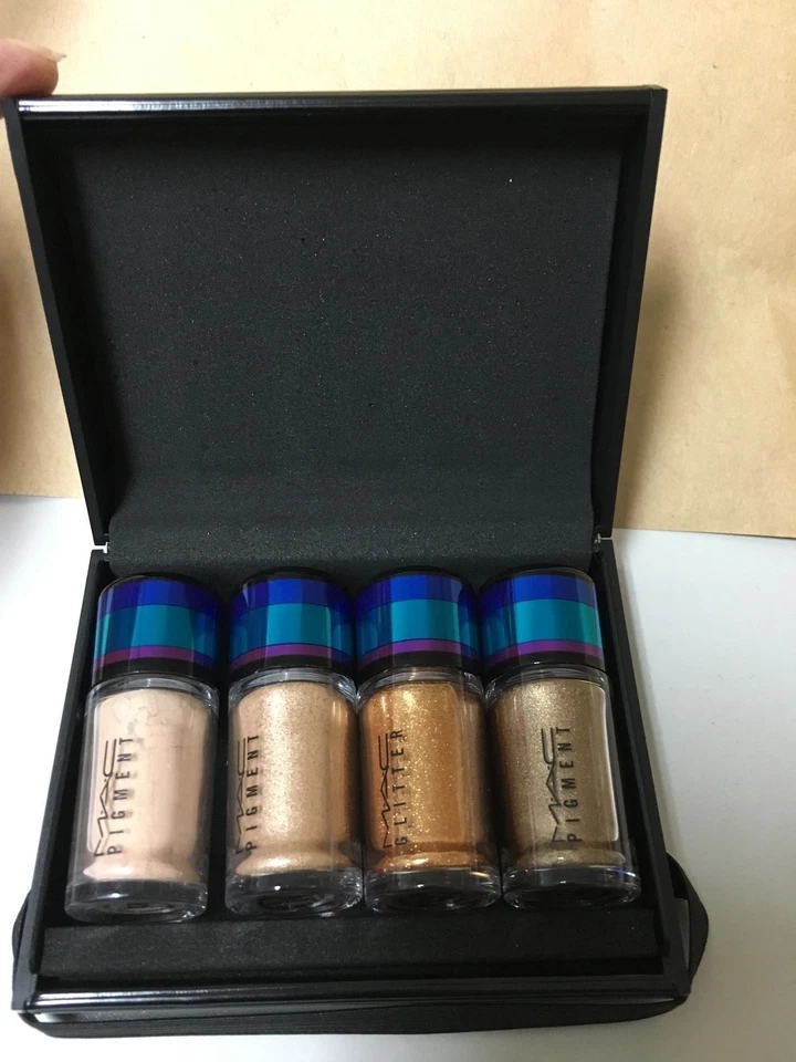 MAC Cosmetics IRRESISTIBLY CHARMING  GLITTER  & PIGMENT GOLD "NEW" - Image 1 of 1