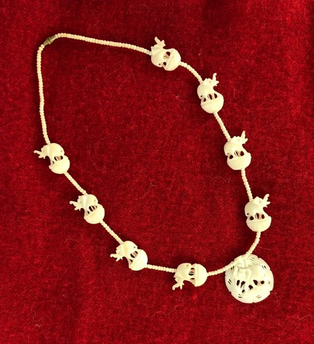 OFF WHITE Collana vintage bianco sporco ELEFANTE FORTUNATO circa 19 1 2" chiusura a botte tronchi in su