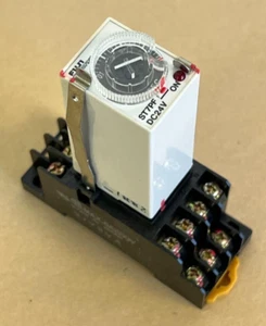 FUJI SECOND TIMER TYPE ST7PF DC24V 0-0.3 SEC W/ BASE 2-M4X10 - Picture 1 of 10