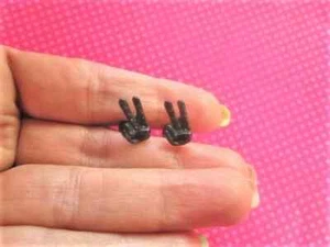 Peace sign fingers black fake plugs - Picture 1 of 3