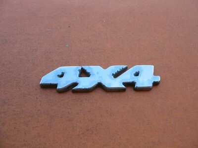 99 00 01 02 03 04 05 SUZUKI GRAND VITARA 4X4 EMBLEMA TRASEIRO CROMADO LOGOTIPO EMBLEMA PLACA - Imagem 1 de 3