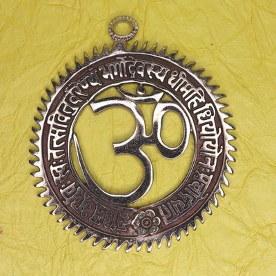 Om with Gayatri Mantra Wall Decor Figurine Metal Home Office Wall Hanging Mask - Bild 1 von 4