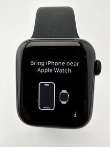 Apple Watch SE 2nd Gen 44MM GPS Black Aluminum w Silicone Sport Bands - Photo 1 sur 4