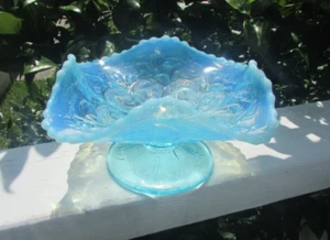 BEAUTIFUL BLUE OPALESCENT SMALL FOOTED DISH UNIQUE PATTERN 5 1/2" ACROSS - Imagen 1 de 8