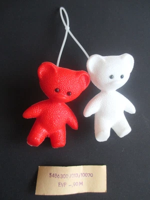 DDR, 2 orig. Teddybären m. Anhängeschlaufe, Hohlplastik, Noppen, Originaletikett - Bild 1 von 4