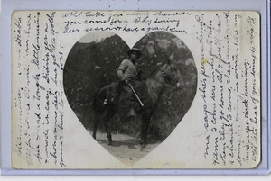 Cartolina fotografica reale RPPC - Uomo con fucile a cavallo - formato a forma di cuore - Foto 1 di 2