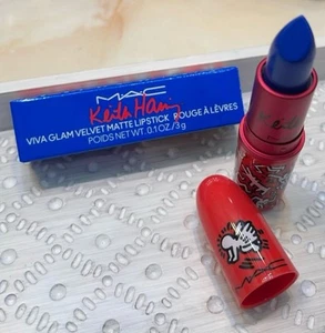 Lápiz labial mate MAC x Keith Harding ~ “Canal Blue” Viva Glam Velvet ~ Difícil de encontrar y nuevo en caja - Imagen 1 de 12