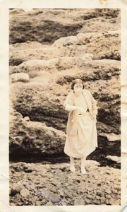 Vintage Foto schöne Frau Felsen Strand Ufer Barfuß Mode - Bild 1 von 1