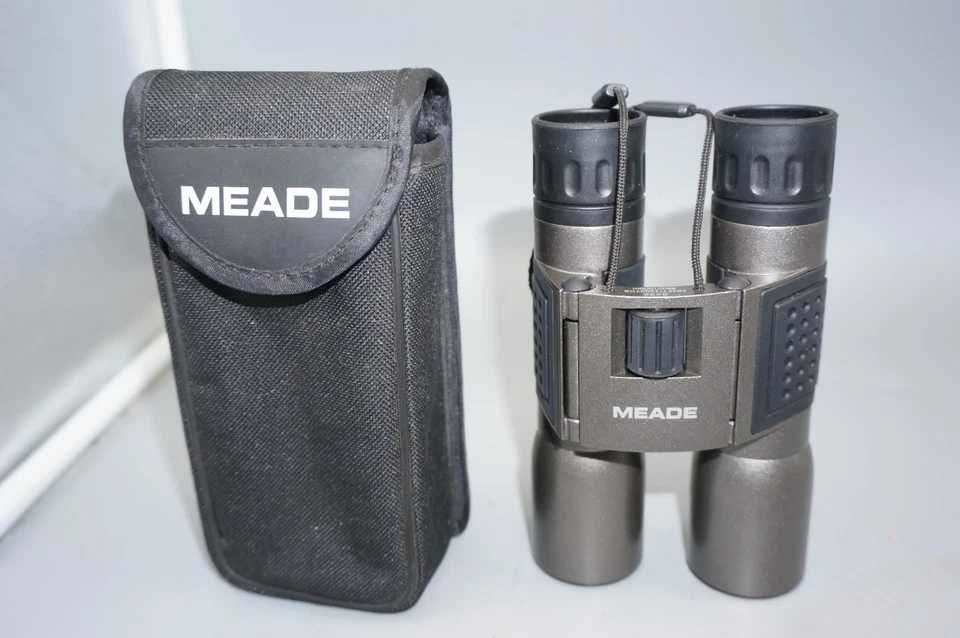 Meade 8x32 Inch Binoculars with Case 264 Feet/1000 Yards - Image 1 of 4